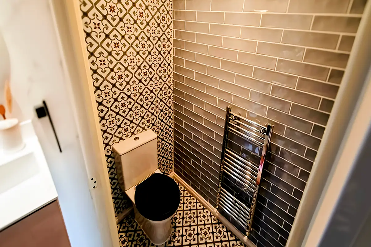 Small bathroom London grey tiles